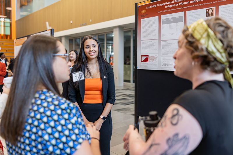 These attendees discuss this students findings.